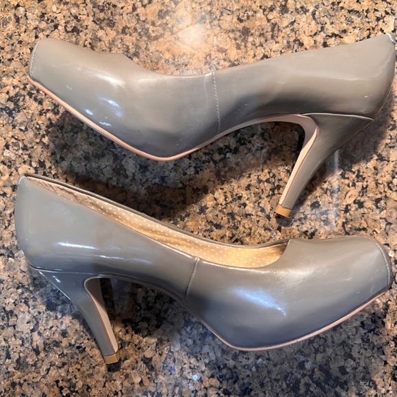 Steve Madden Grey Patent Leather Getta Pump - Size 7.5 - Picture 8 of 11